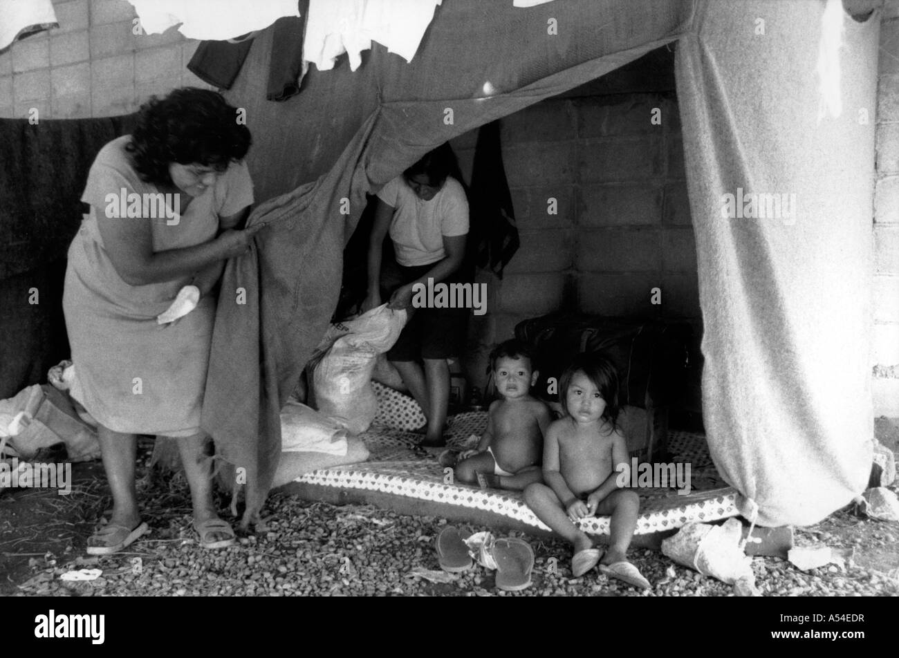 Painet hn1987 622 black and white hurricane mitch this family lost home all possesions catastrophic flooding san pedro sula Stock Photo