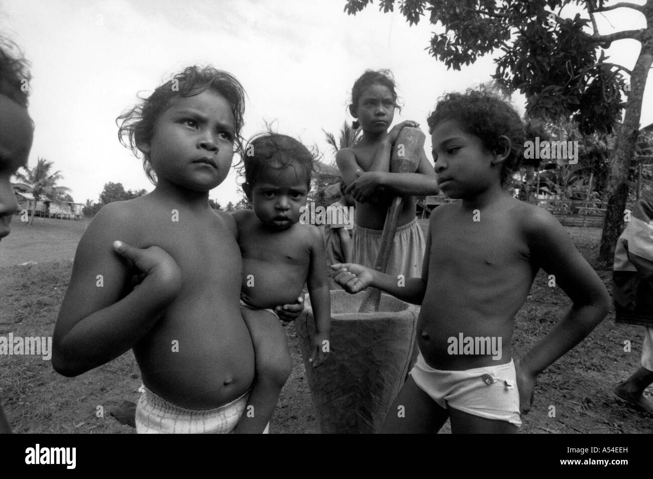 Painet hn1991 627 black and white hurricane mitch girls family 11 lost home possesions crops severe flooding rio coco Stock Photo