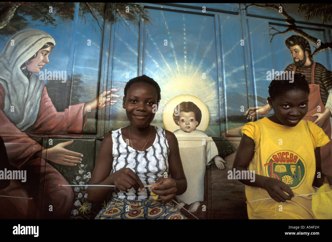 Painet hn2075 7540 benin centre feminine bohicon girls knitting abomey country developing nation less economically developed Stock Photo
