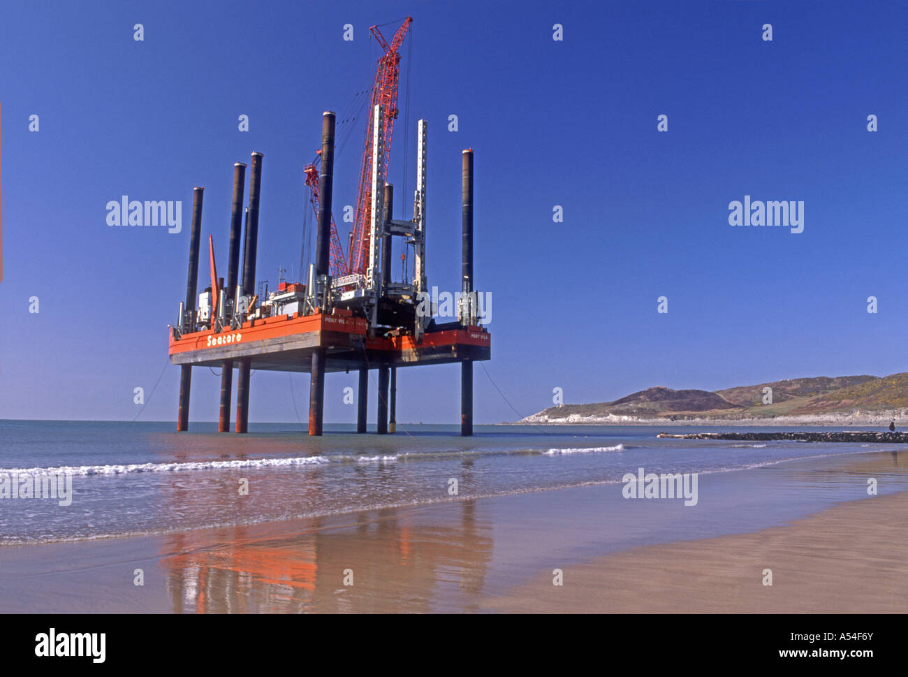 Oil Drilling jacking Platform on Woolacombe sands North Devon.  XPL 4780-478 Stock Photo