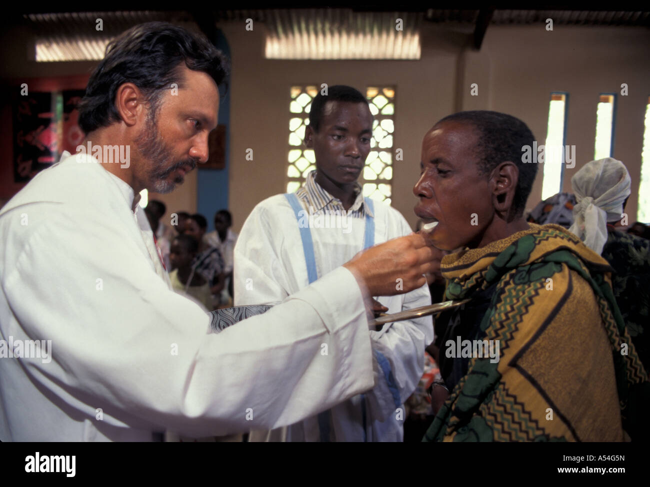 Painet hq1424 tanzania maryknoll catholic father jim eble giving eucharist easter sunday issenye images missionary religion Stock Photo