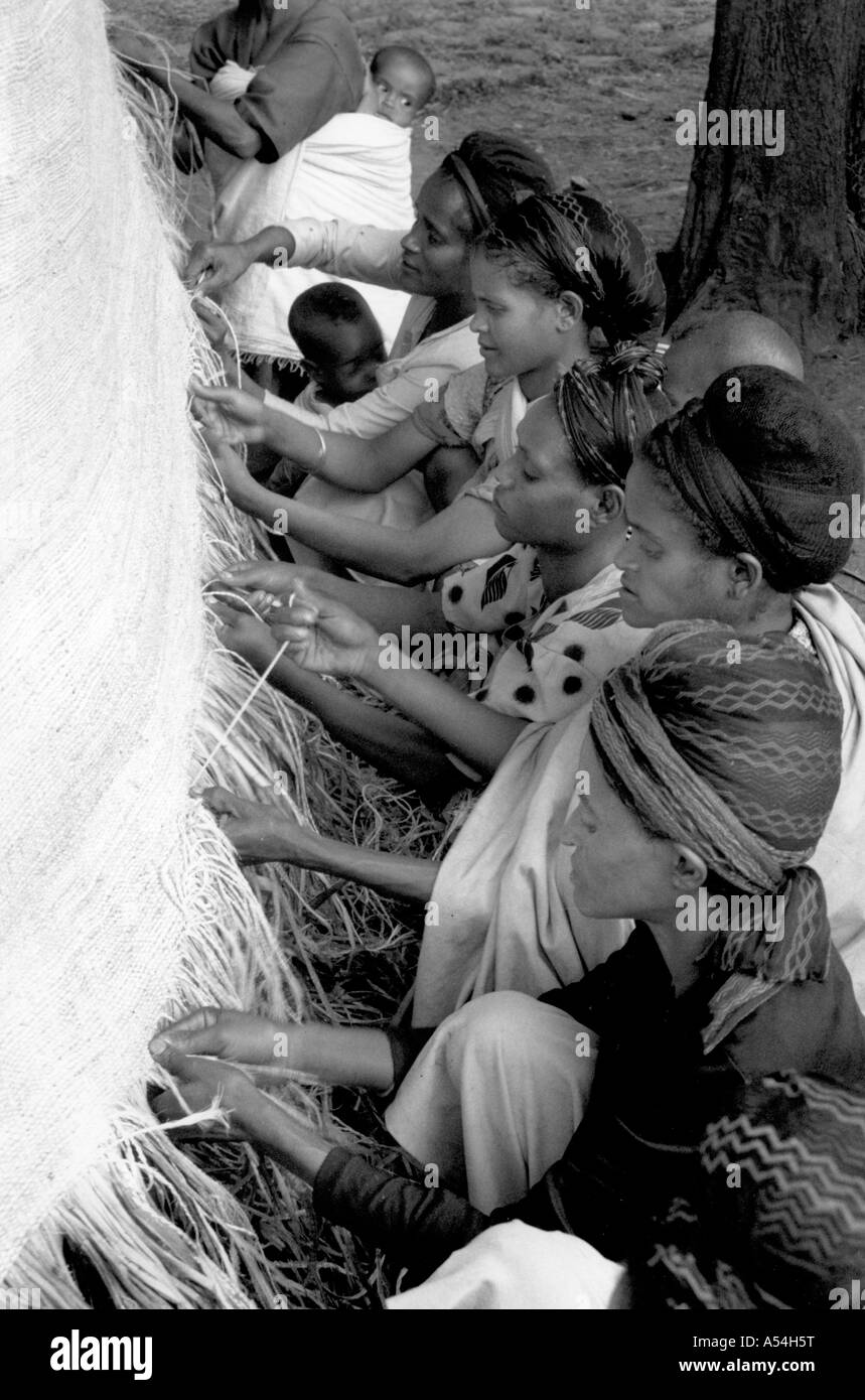 Painet hq1491 labor womens group making mats western shoa ethiopia communal craft economy images labour bw country Stock Photo