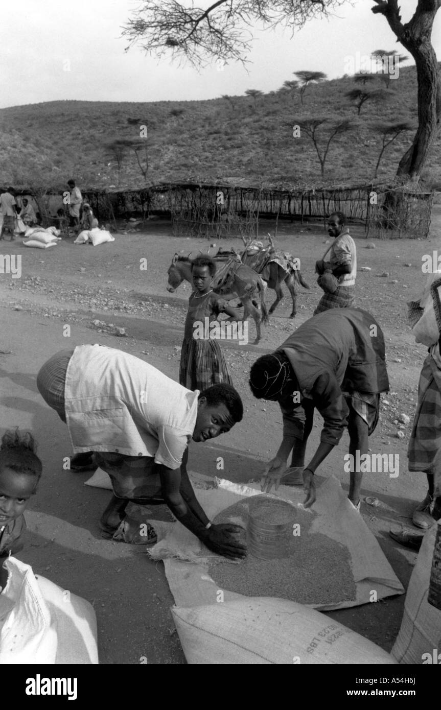 Painet hq1497 black and white religion famine area victims collecting free grain usa origin distributed by catholic relief Stock Photo