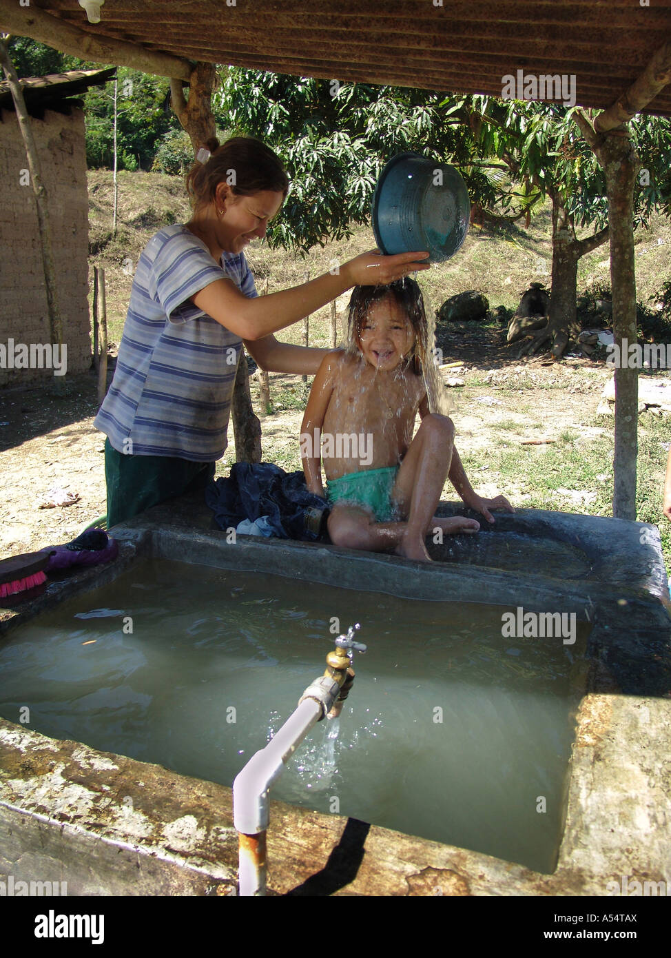 Painet ip1947 honduras woman giving daughter bath agua caliente copan  country developing nation less economically developed Stock Photo - Alamy