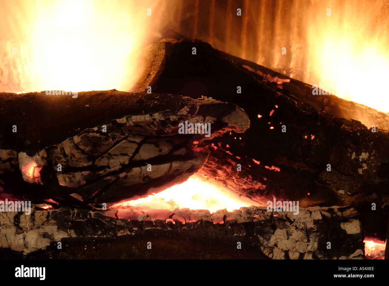 Images of burning fire at night hi-res stock photography and images - Alamy