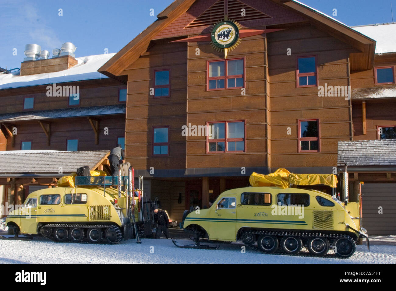 https://c8.alamy.com/comp/A551FT/yellowstone-national-park-wyoming-bombardier-snowcoaches-at-the-old-A551FT.jpg