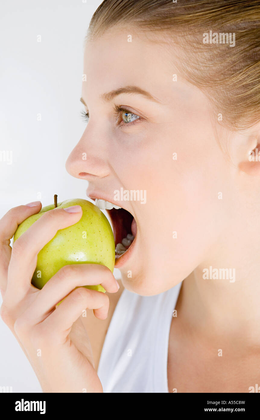 Чтение apple an apple. Женщина с яблоками. A apple или an. Человек ест яблоко. Мальчик кушает яблоко.