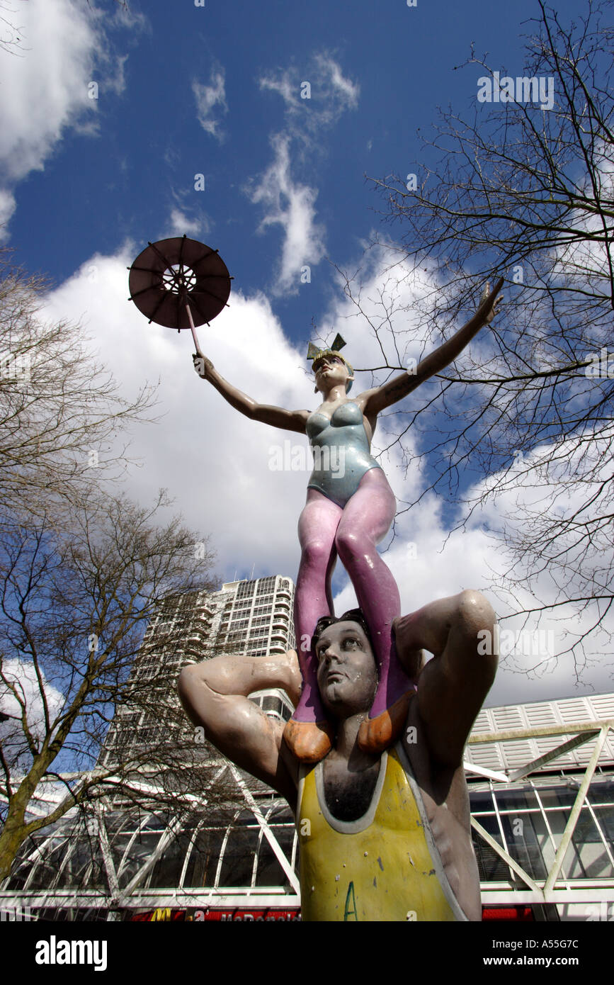 Statues of acrobats in Swindon town centre Brunel shopping centre in ...