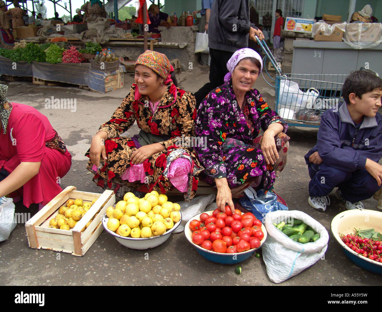 Сколько время в узбекистане спят. Женщины центральной Азии базар. Время в Узбекистане сейчас. Uzbekistan stock Markets. Сечас вирема Узбекистон.