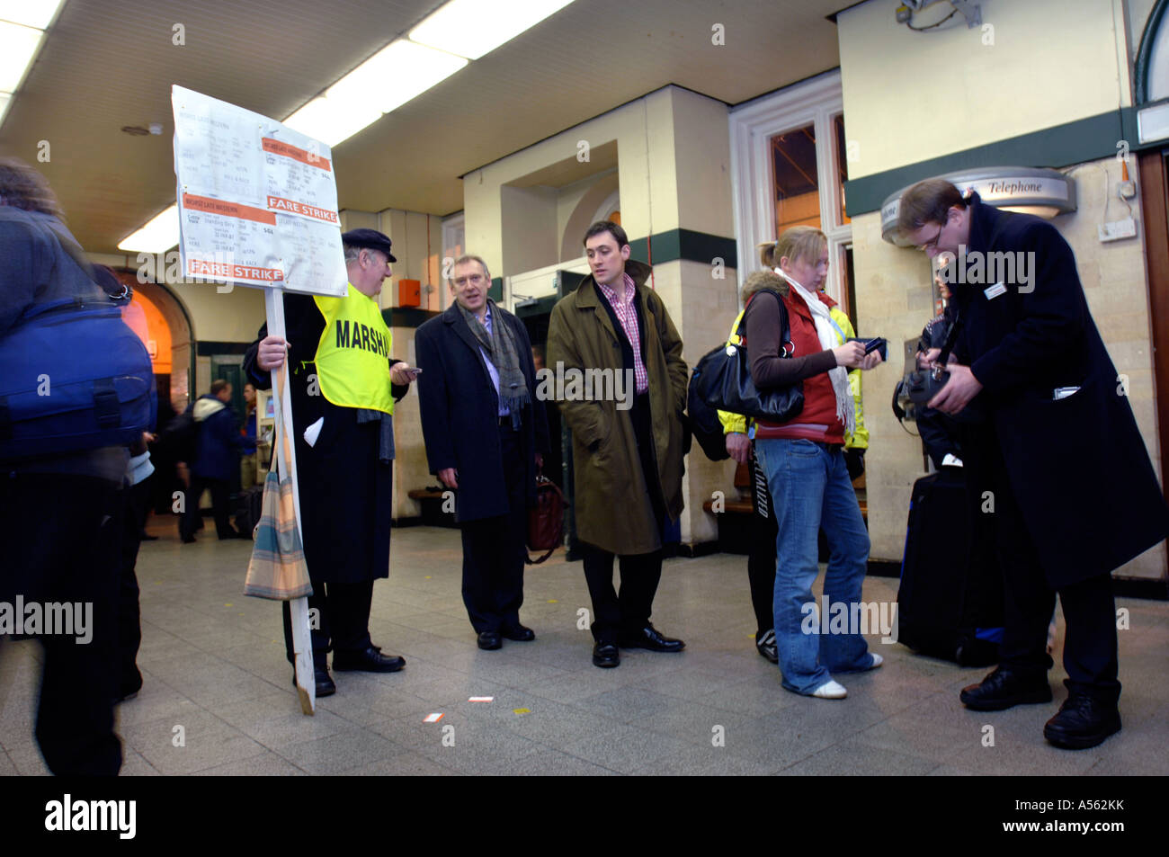 Commuters queuing at ticket office hi-res stock photography and images ...
