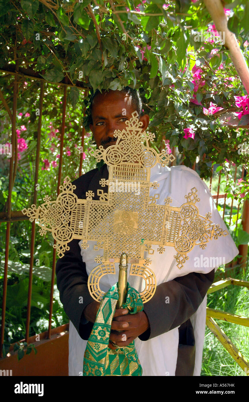Painet iy7807 ethiopia man holding gilded cross ethiopian chapel contains ark covenant axum photo 2004 country developing Stock Photo