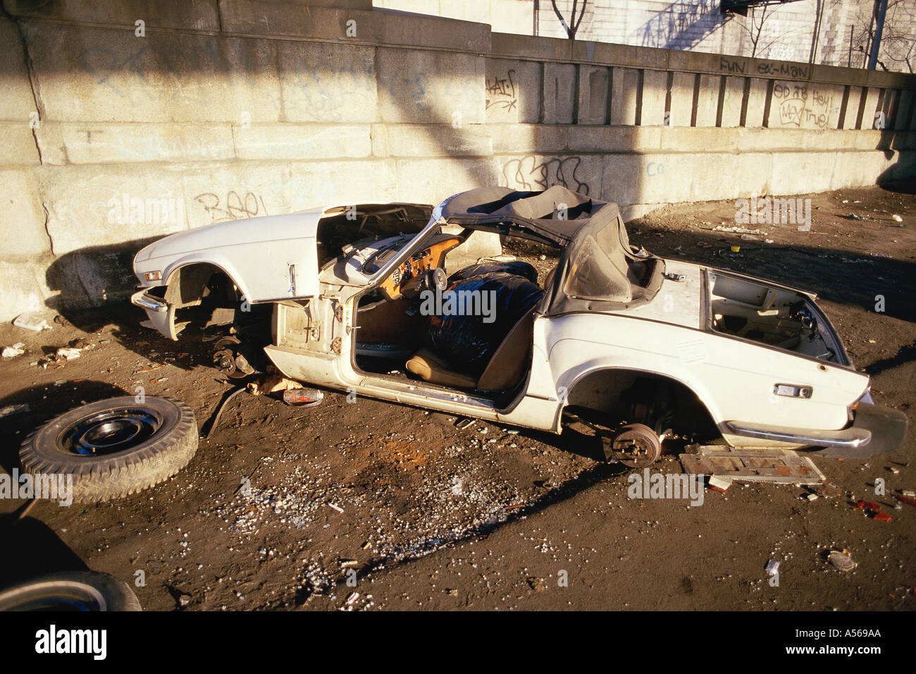 Abandoned trashed car Stock Photo - Alamy