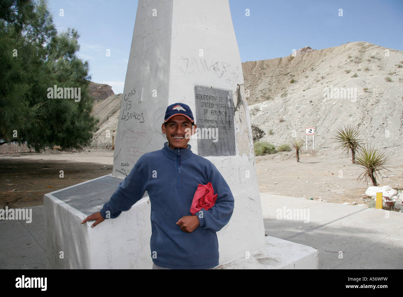 Painet ja0980 usa marker post border illegal immigrant heading north cuidad juarez el paso texas photo 2005 latin america Stock Photo