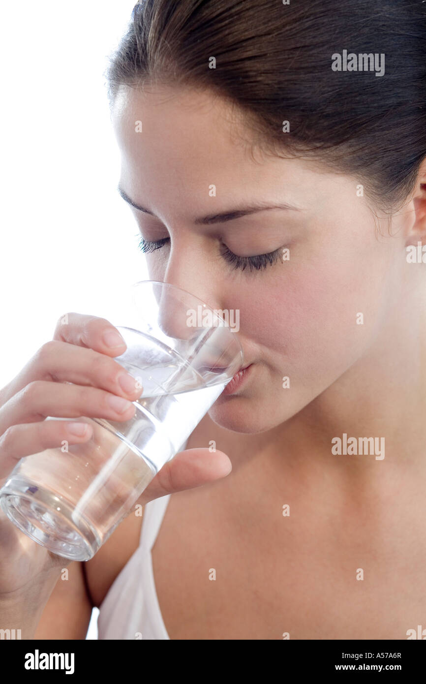 Можно ли запивать сироп. Запивать еду водой вредно. Соль и вода слабительное. Девушка пьёт воду перед сном. Можно ли запивать еду водой.