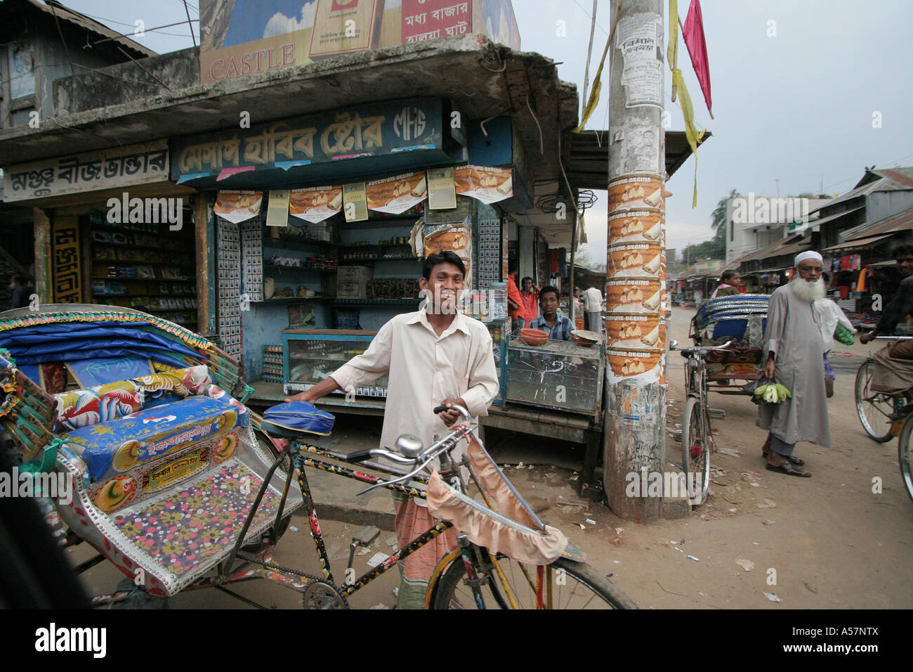 jf5432 bangladesh rickshaw driver market haluaghat mymensingh region use forbidden australia april 2009 asia south economy Stock Photo