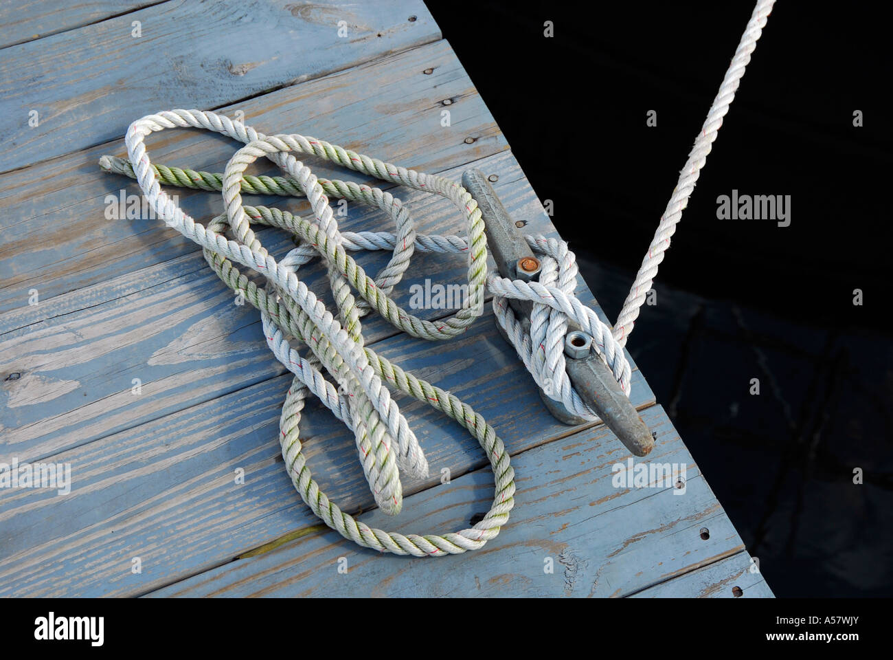 Rope on mooring cleat Stock Photo Alamy