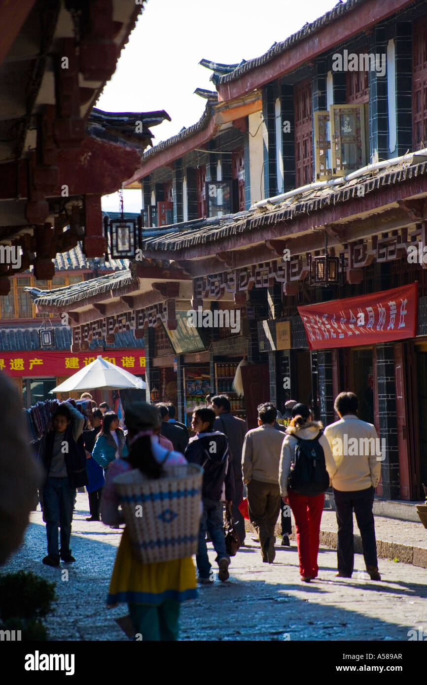 Street scene in Dong Dajie Dayan, Lijiang old town, Yunnan Province ...