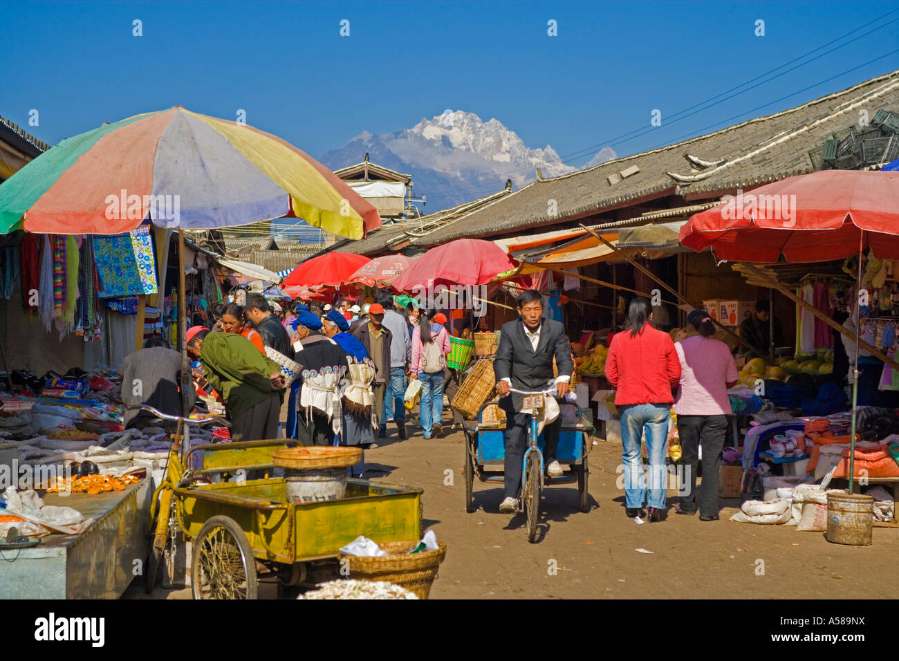 The market at Dayan, Lijiang old town, Yunnan Province China with Jade ...