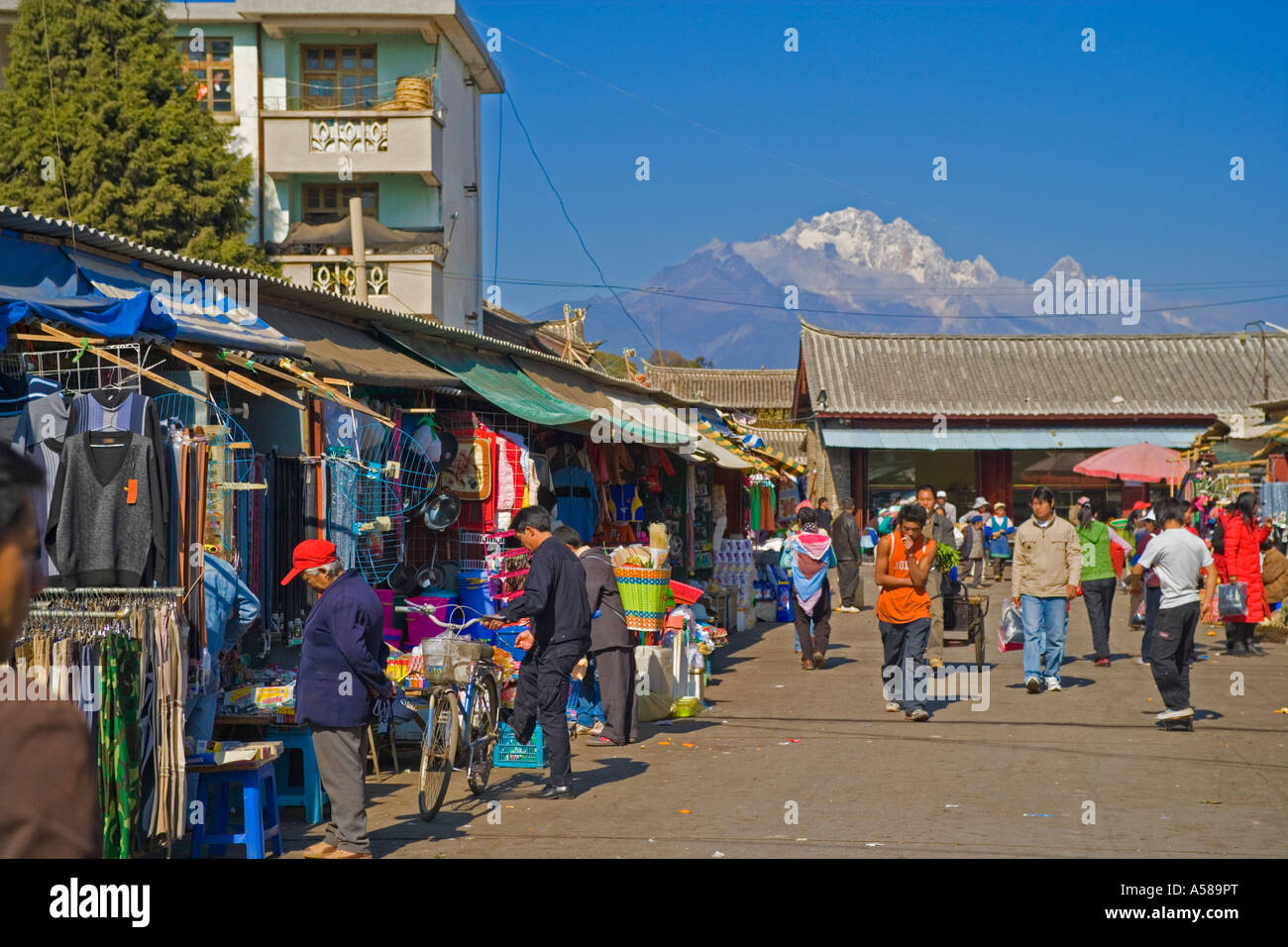The market at Dayan, Lijiang old town, Yunnan Province China with Jade ...