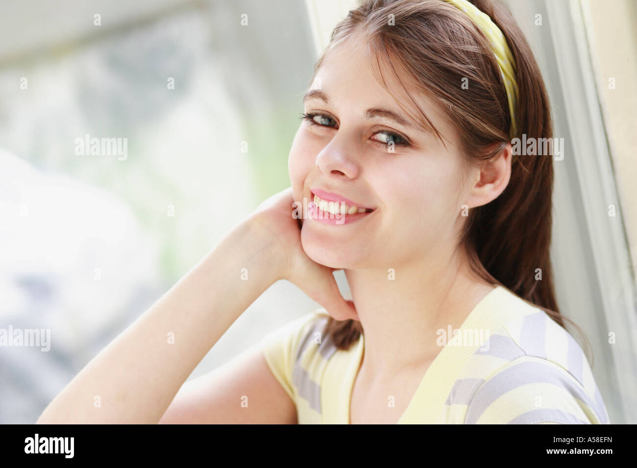 Portrait of brunette girl smiling Stock Photo - Alamy