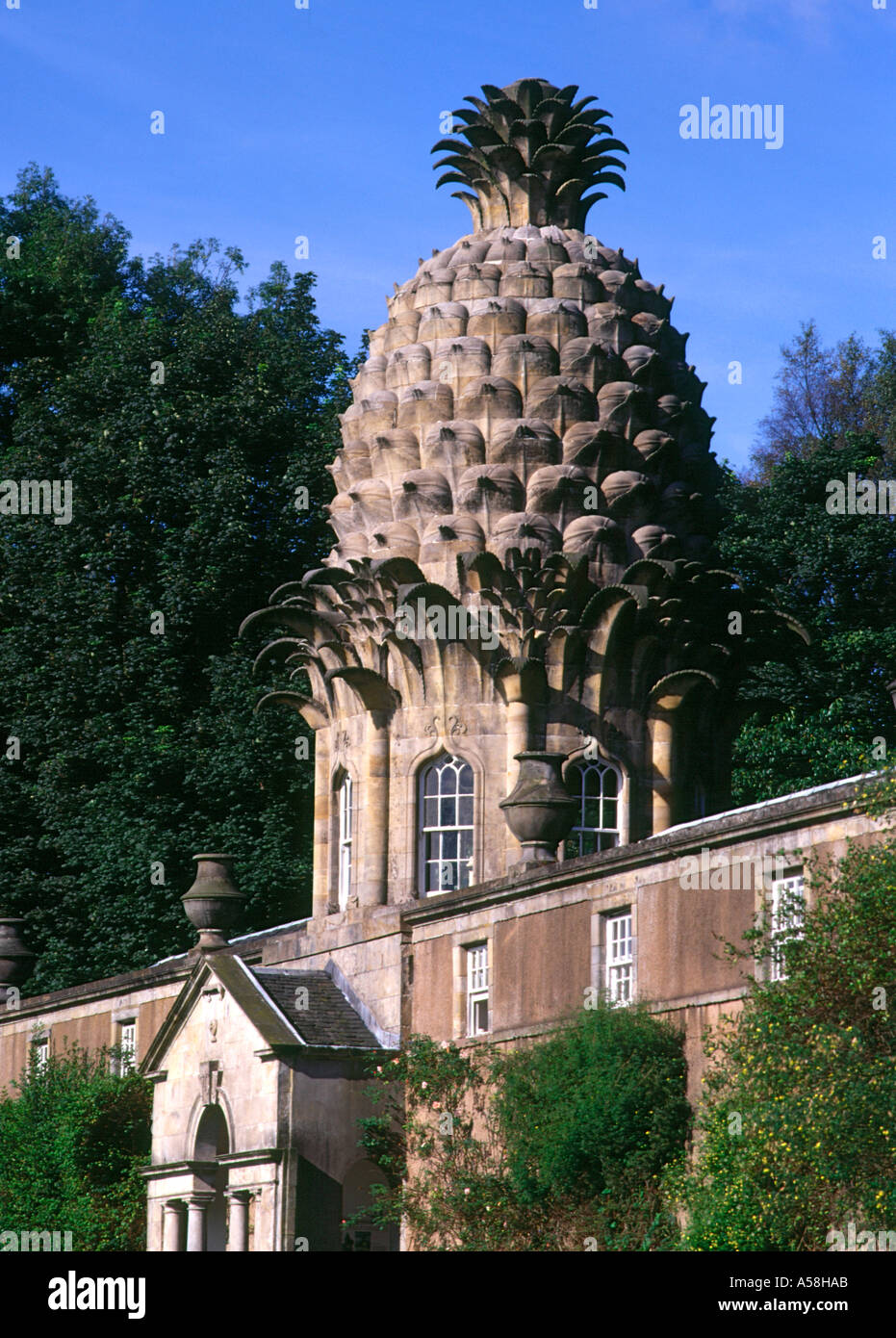 dh Dunmore Pineapple DUNMORE PARK STIRLINGSHIRE Garden wall with Pineapple roofed house scotland heritage facade uk Stock Photo