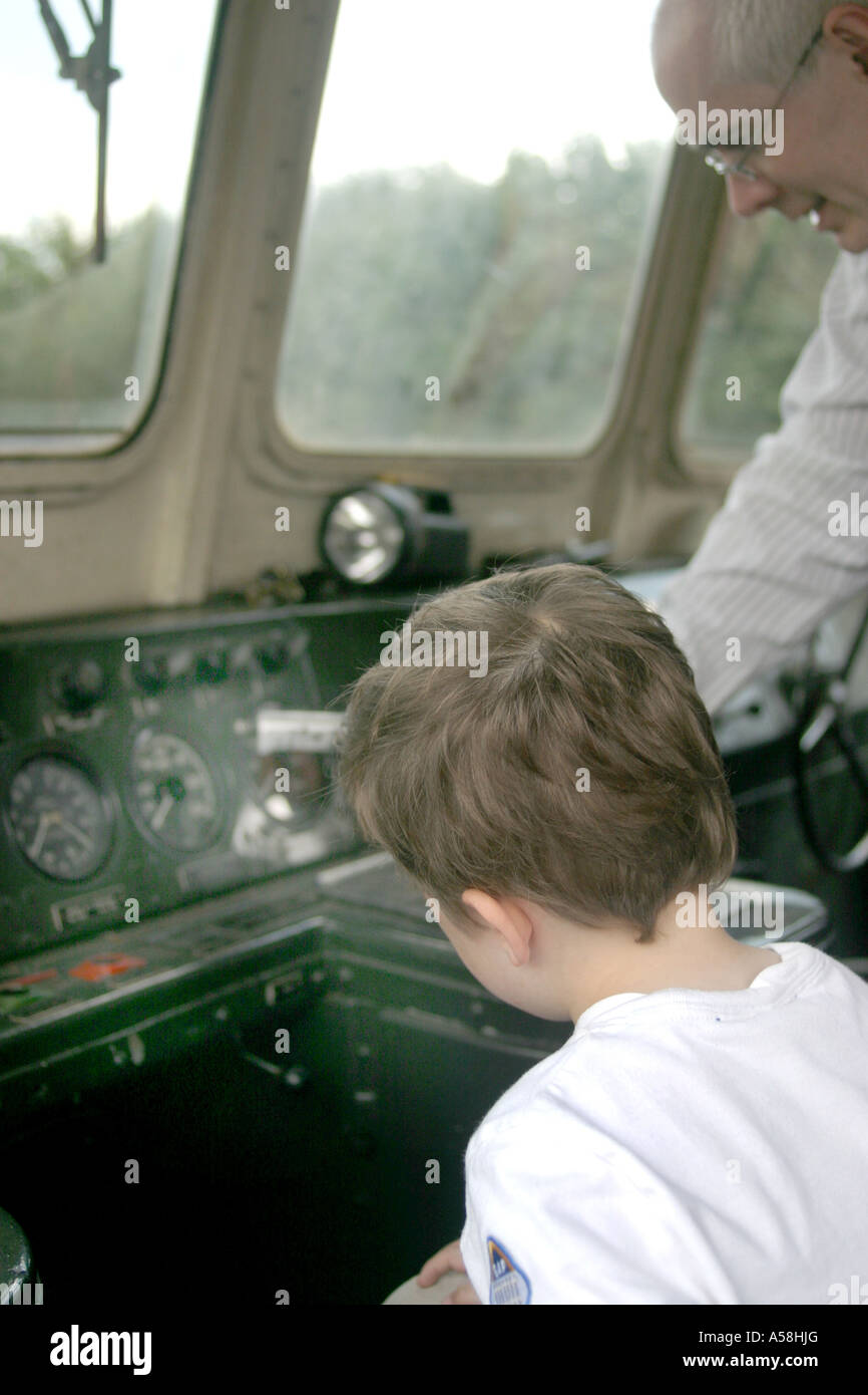 19th August 2006.   boy being shown the controls of a D7629/25 279 Diesel.  British Rail-Sulzer 1250 hp type 2 (Class 25/3) bu Stock Photo