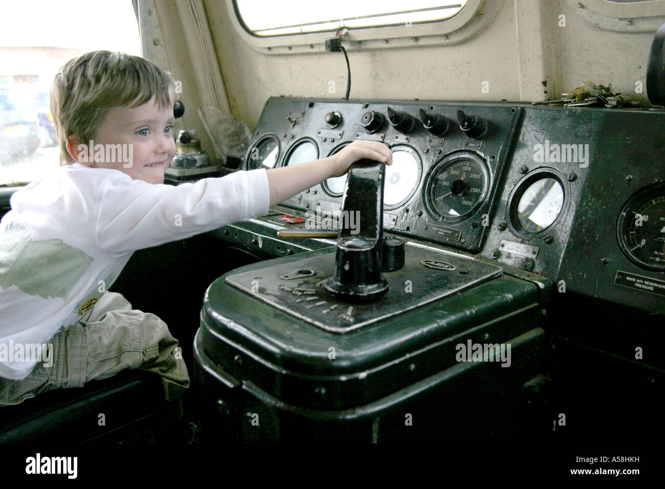 19th August 2006.   Lewis being shown the controls of a D7629/25 279 Diesel.  British Rail-Sulzer 1250 hp type 2 (Class 25/3) bu Stock Photo