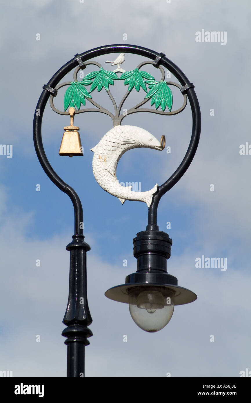 dh  CATHEDRAL SQUARE GLASGOW Lamp post city emblem electric light Glasgow coat of arms lamppost logo icon Scotland Stock Photo