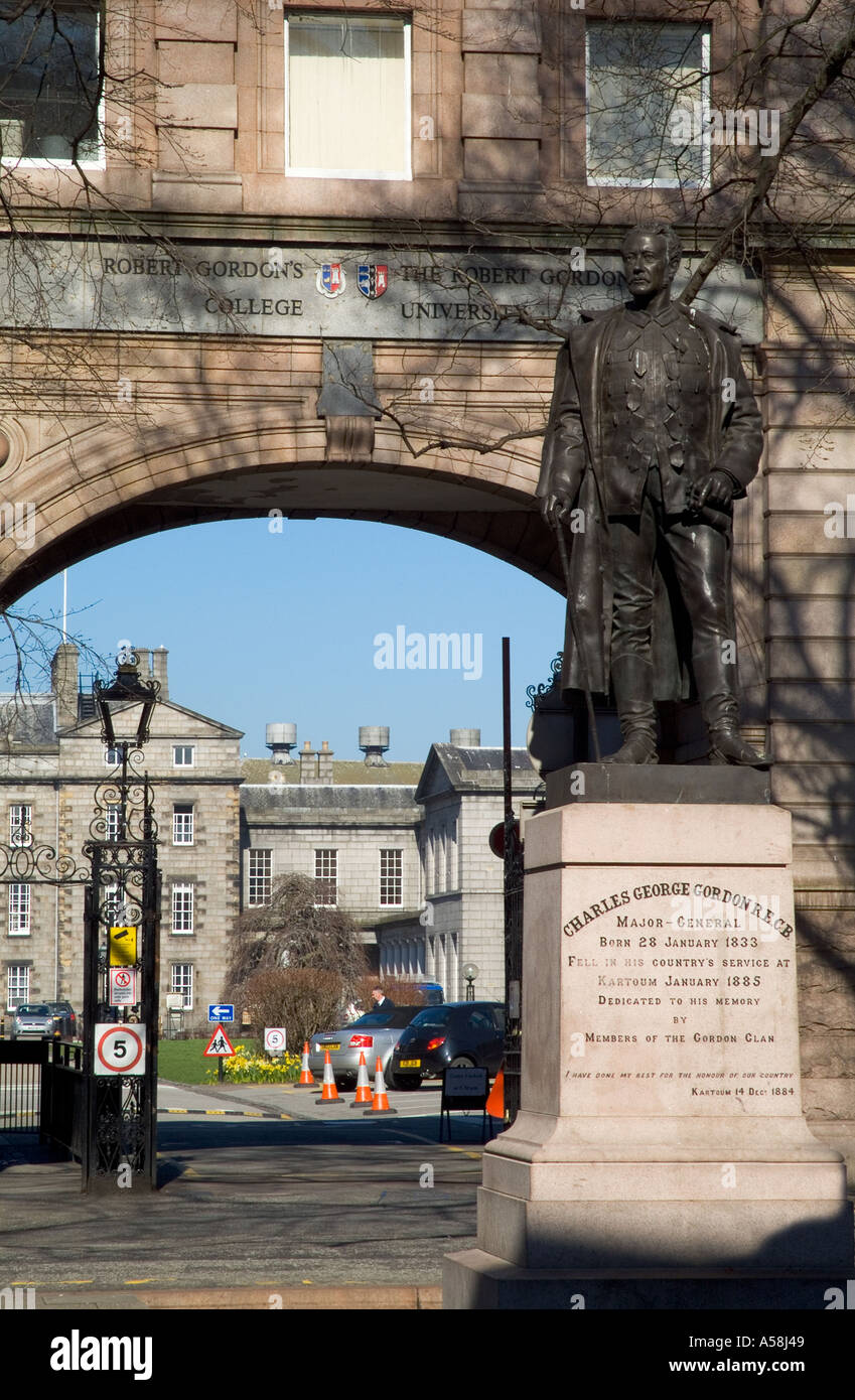 dh Robert Gordons University SCHOOL HILL ABERDEEN UK General Gordons statue and entrance to college scotland Stock Photo