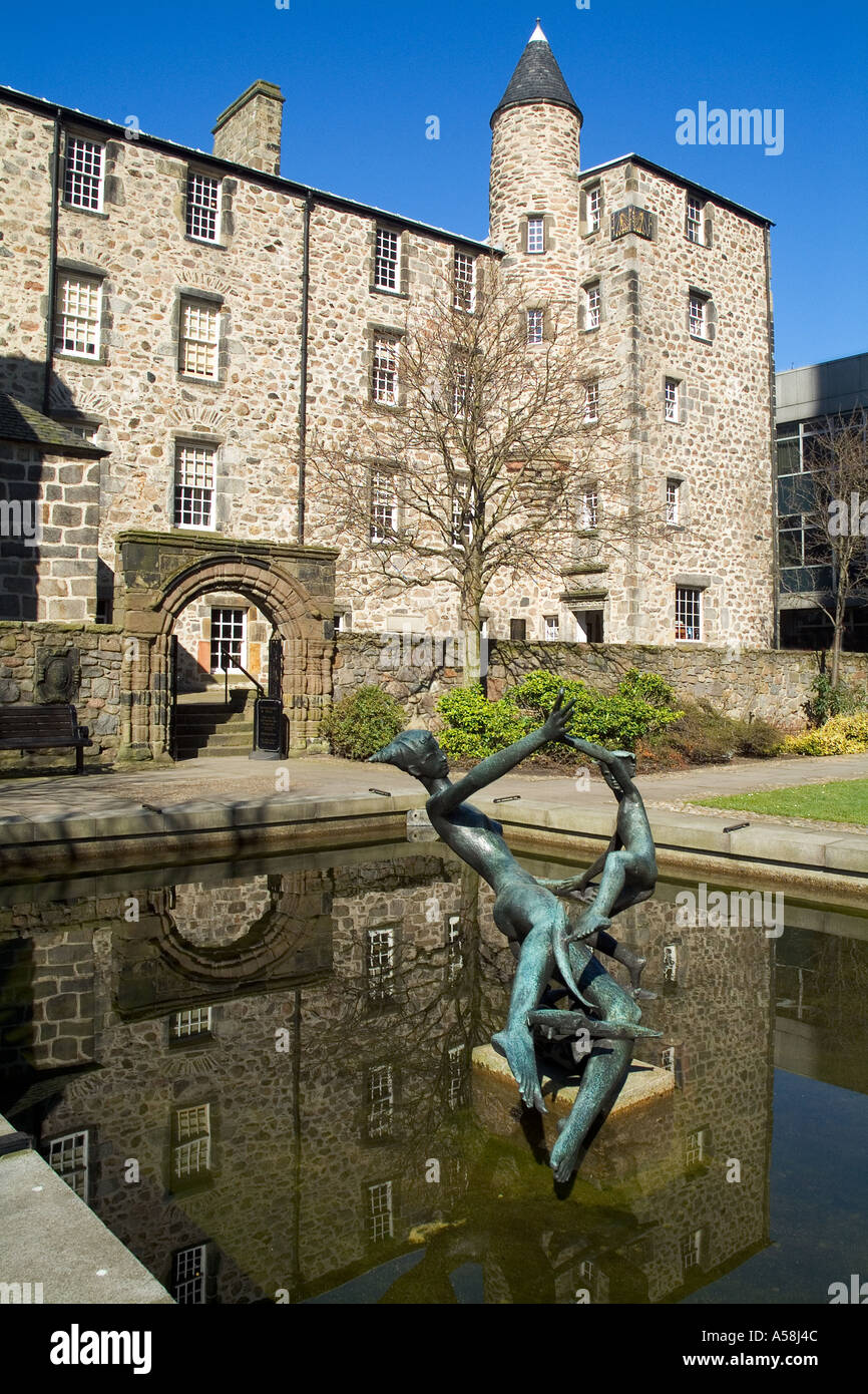 dh  PROVOST SKENES HOUSE ABERDEEN Sculputor pond and 17th century historic skene town house scotland Stock Photo