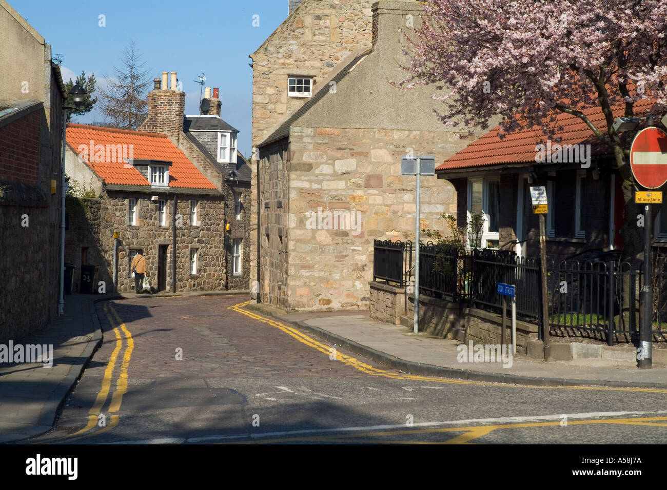 dh  OLD TOWN ABERDEEN SCOTLAND Houses person walk down cobbled street house urban Stock Photo