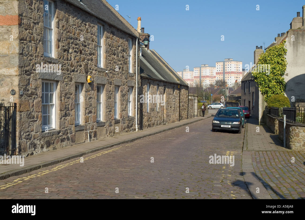 dh  OLD TOWN ABERDEEN SCOTLAND Cobbled street new high flats city homes house housing uk houses Stock Photo