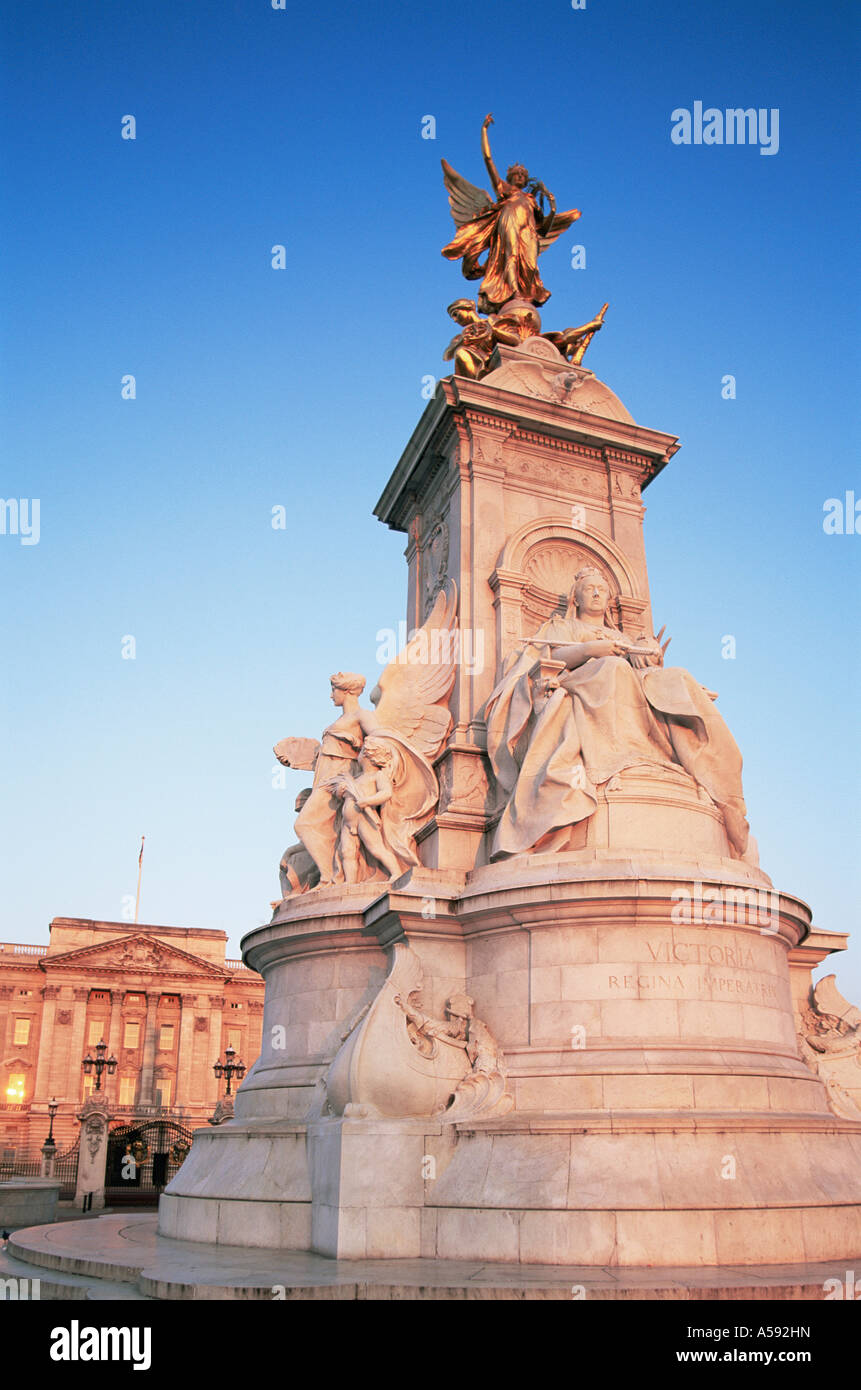 England, London, Buckingham Palace, Statue of Queen Victoria Stock