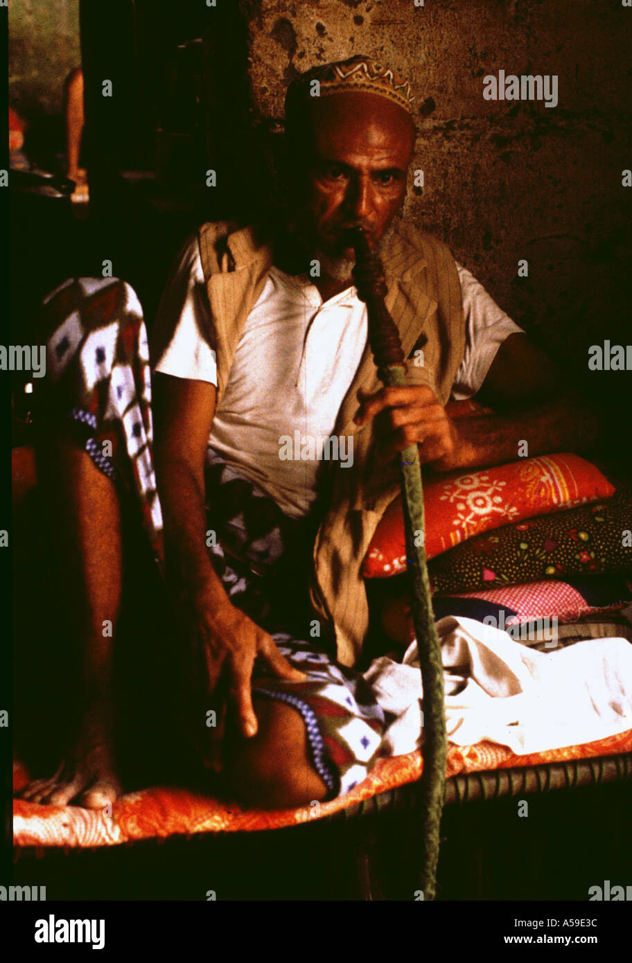 jemen yemen man with a waterpipe Stock Photo - Alamy