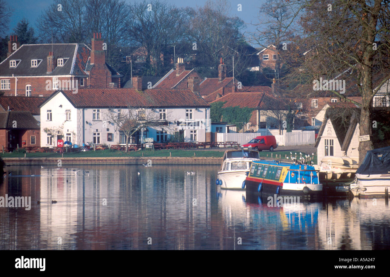 DISTANT VIEW OF RISING SUN PUBLIC HOUSE, RIVER BURE , COLTISHALL COMMON NORFOLK EAST ANGLIA ENGLAND UK Stock Photo