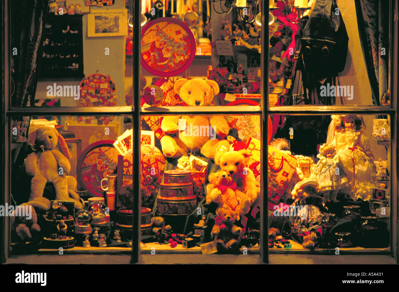 Le Bon Marché's 2023 Christmas window displays: XXL teddy bears and a  magical, gourmet world 