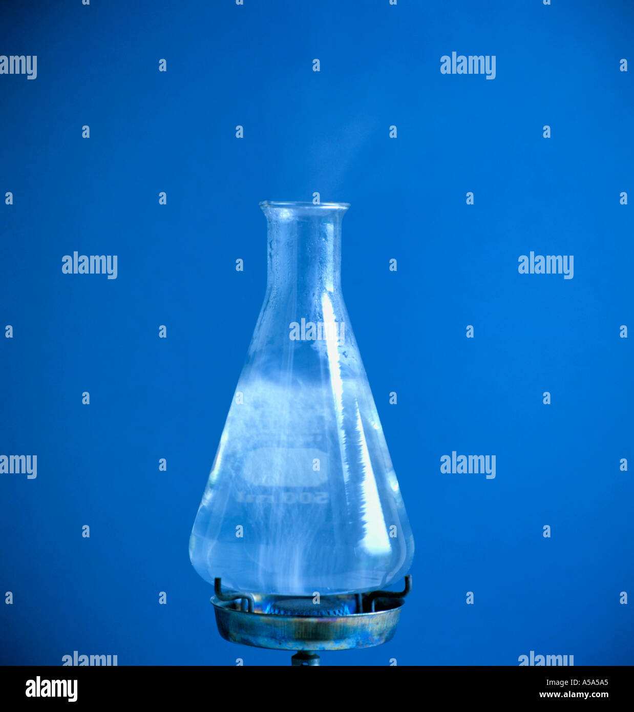 Water boiling in a conical Pyrex flask Stock Photo Alamy