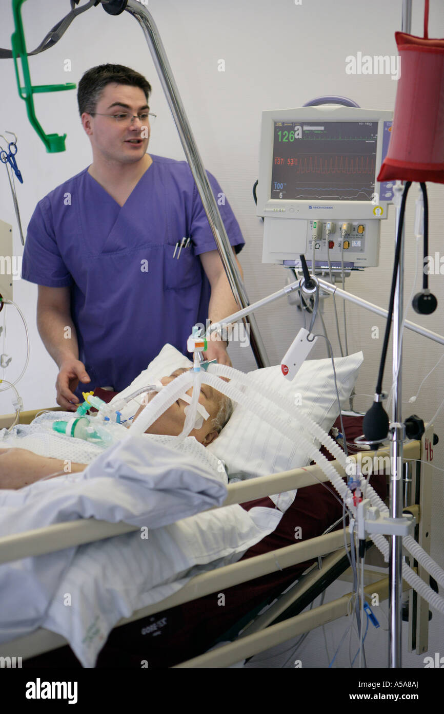 A MALE NURSES AND A PATIENT ON THE INTENSIVE CARE UNIT Stock Photo - Alamy