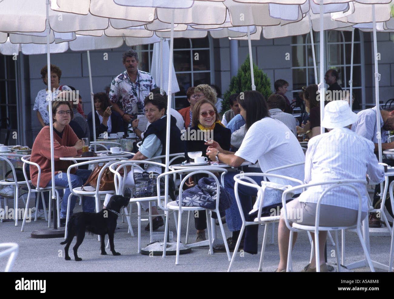 Alfresco cafe terrace hi-res stock photography and images - Alamy