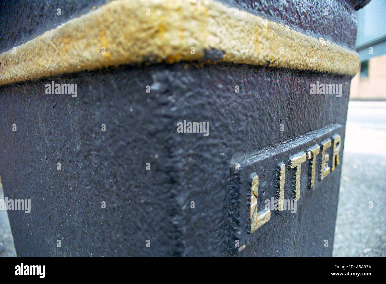 Trashbin hi-res stock photography and images - Alamy