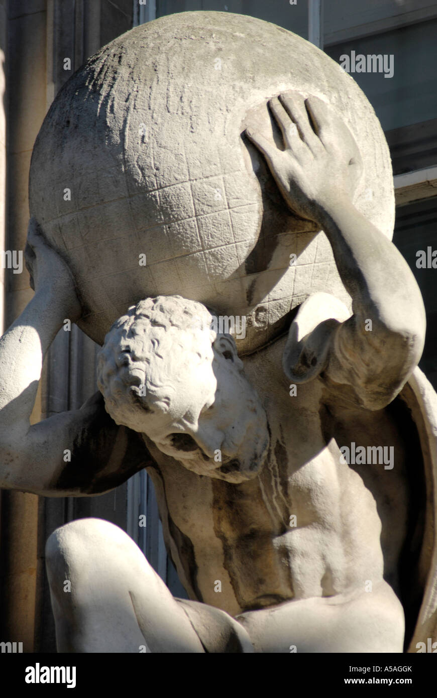 Atlas figure from Greek mythology on a building in the City of London ...