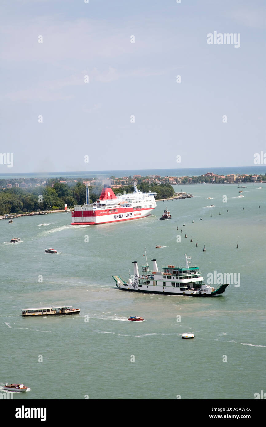 Cruise ship in venice italy hi-res stock photography and images - Alamy