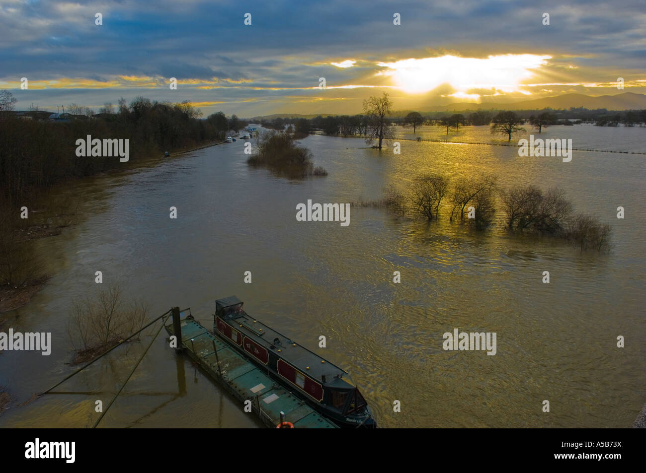 Flooding of the river Severn outside Worcester Stock Photo Alamy