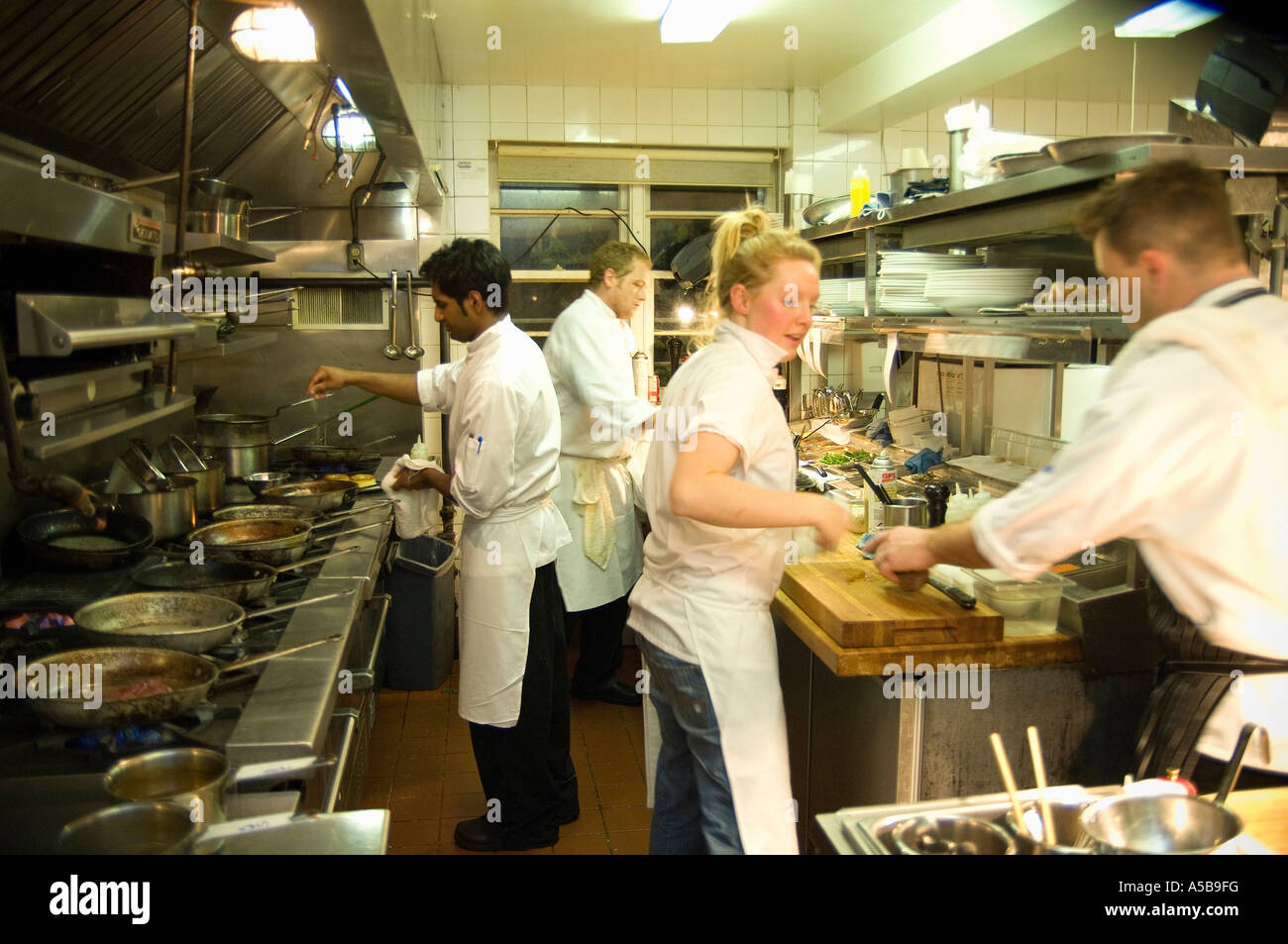 team-of-restaurant-kitchen-staff-busy-at-work-A5B9FG.jpg