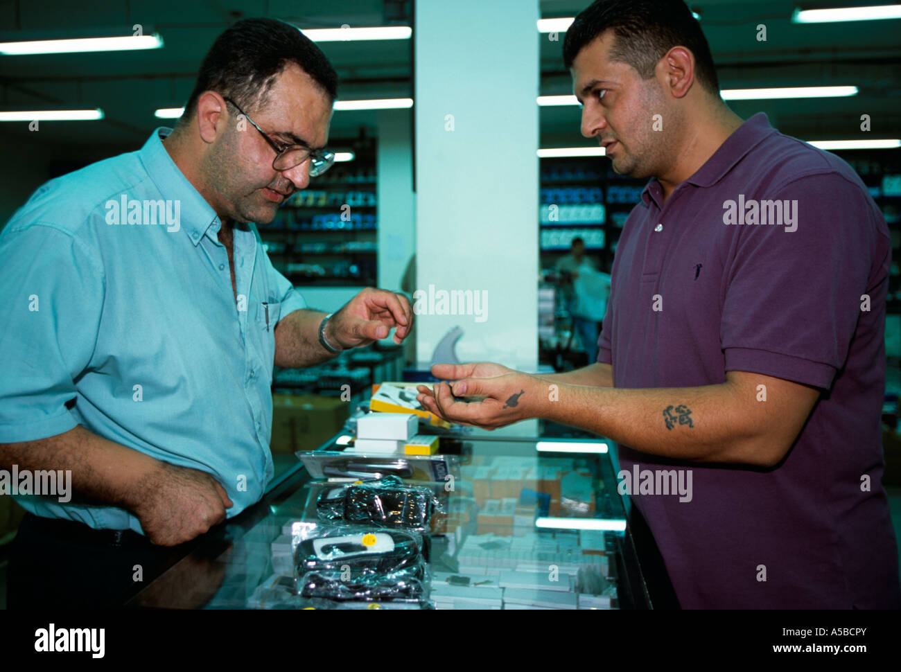 Mobile phone shop display hi-res stock photography and images - Alamy