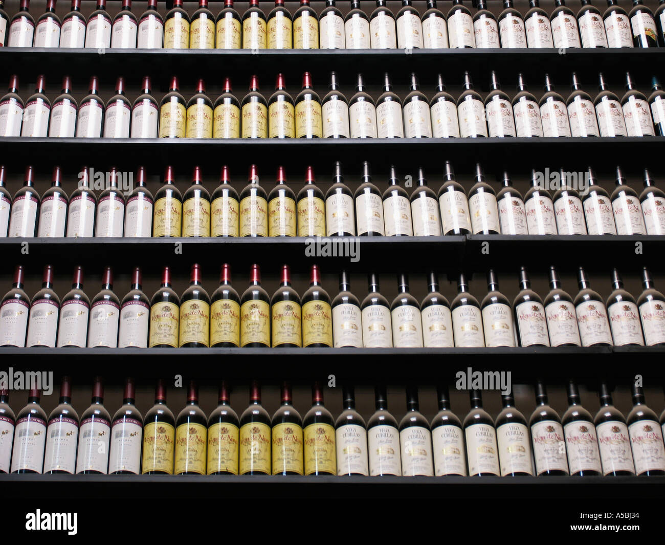 Bottles of wine for sale on supermarket shelves Stock Photo