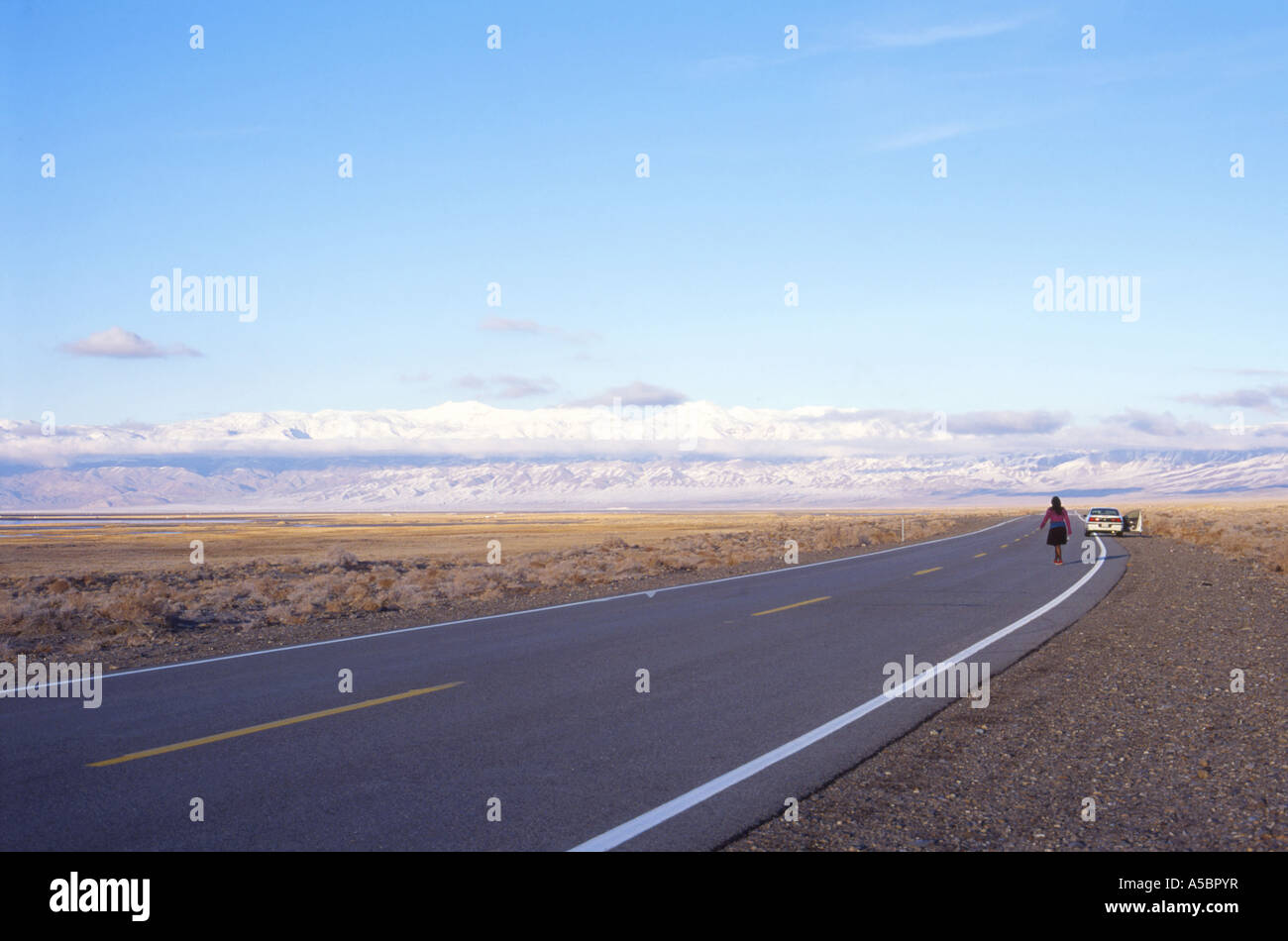 Horizon road death valley hi-res stock photography and images - Alamy