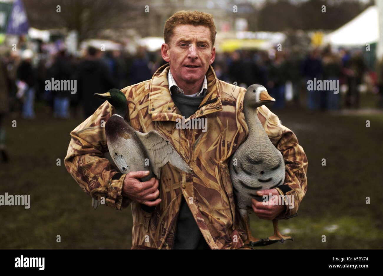 DECOY DUCK MAN CHRIS GREEN FROM CORNWALL AT THE BASC GAME FAIR SHUGBOROUGH 2005 PIC BY JOHN ROBERTSON Stock Photo