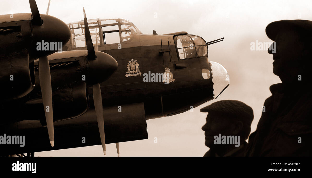 THE ONLY PRIVATELY OWNED LANCASTER BOMBER IN THE UK PIC BY JOHN ROBERTSON Stock Photo