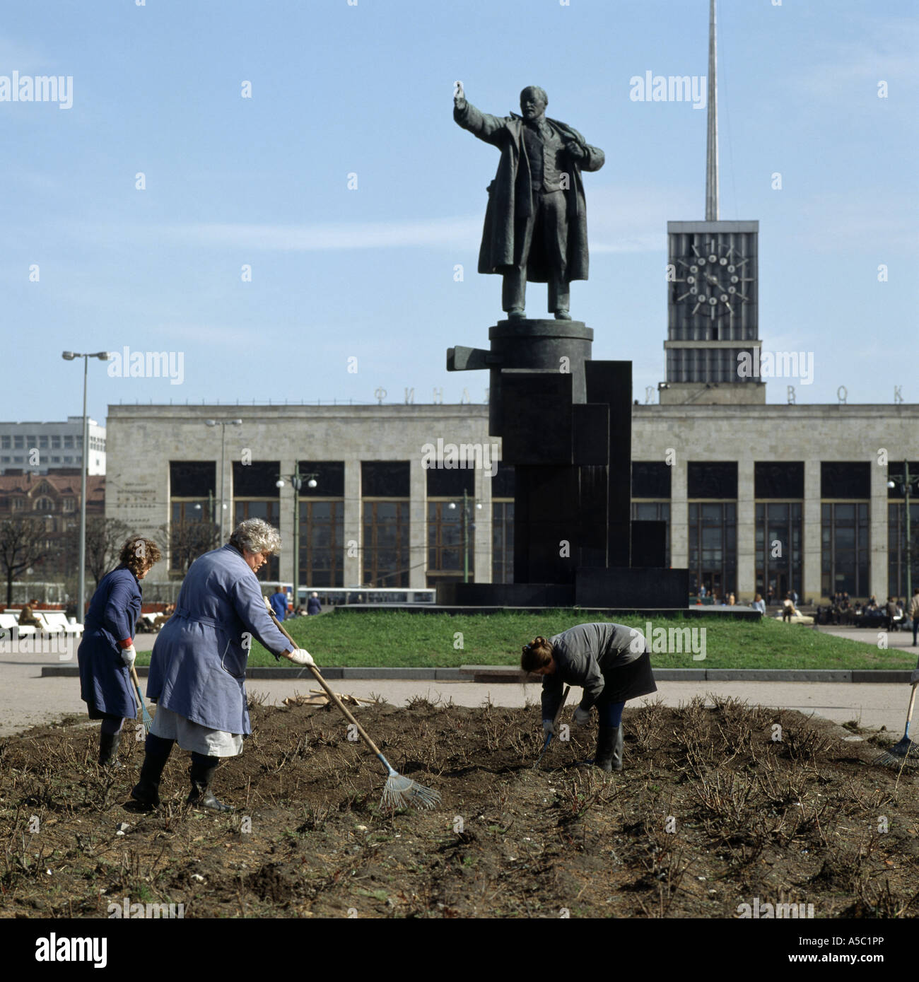 Sankt Petersburg, finnischer Bahnhof, Lenindenkmal mit Gärtnerinnen Stock Photo